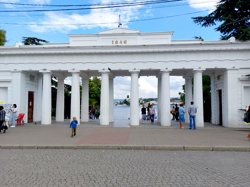 Севастополь, отдых на пляже Учкуевка, туры в Крым из Тулы на самолете и поезде